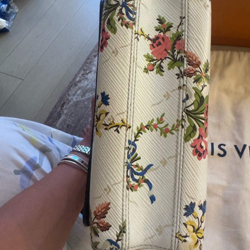 Louis Vuitton Epi Romantic Blossoms Twist MM Limited Edition - Picture 6 of 17